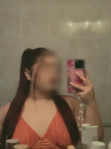 Nicola, 22